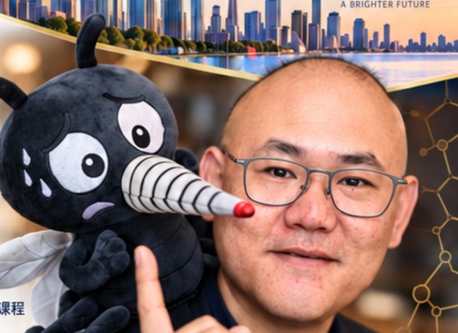 曹长宏教授与蚊子玩偶合影（营地海报主图） / Professor Changhong Cao with the mosquito plush from his award-winning research (camp poster photo)